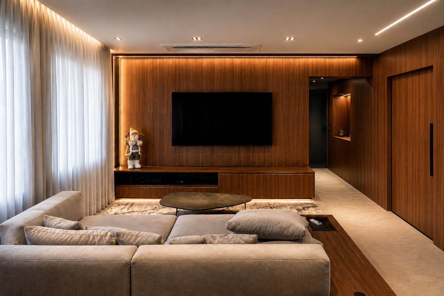 Sala de estar com painel de TV em madeira e iluminação indireta — reforma residencial SP