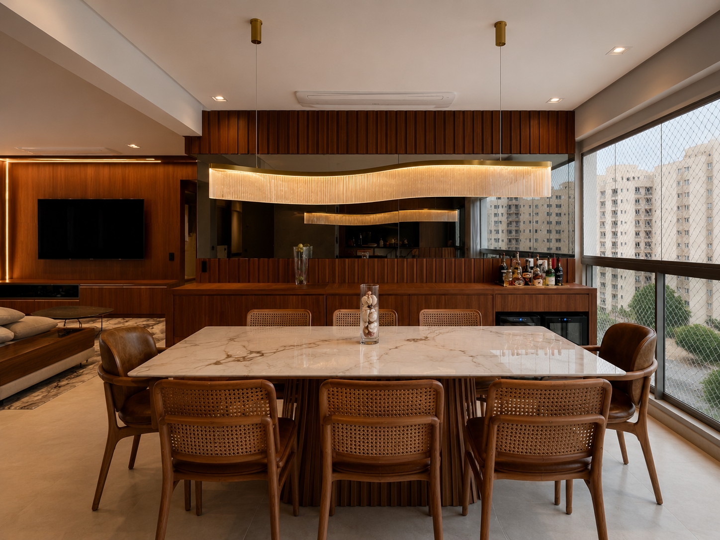 Sala de jantar com mesa de mármore branco e pendentes dourados — reforma residencial São Paulo